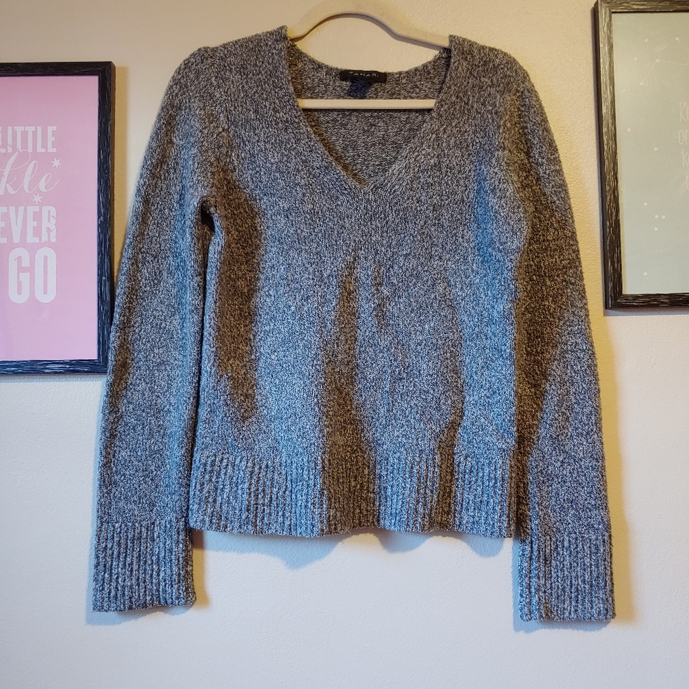 Tahari heathered grey knit v-neck sweater medium
